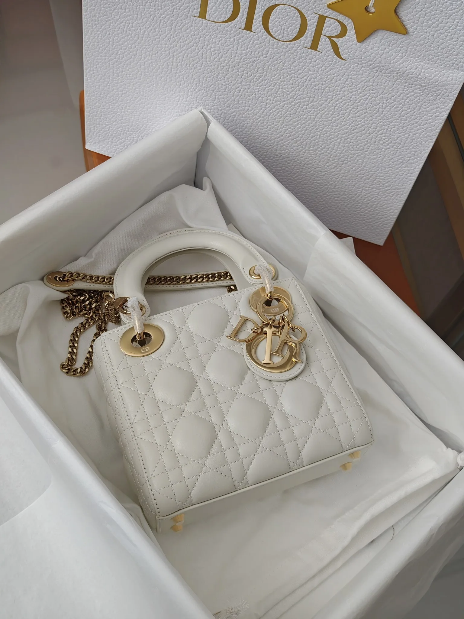 디올 레이디  미니 램스킨 M0505ONGE  17 x 15 x 7 cm