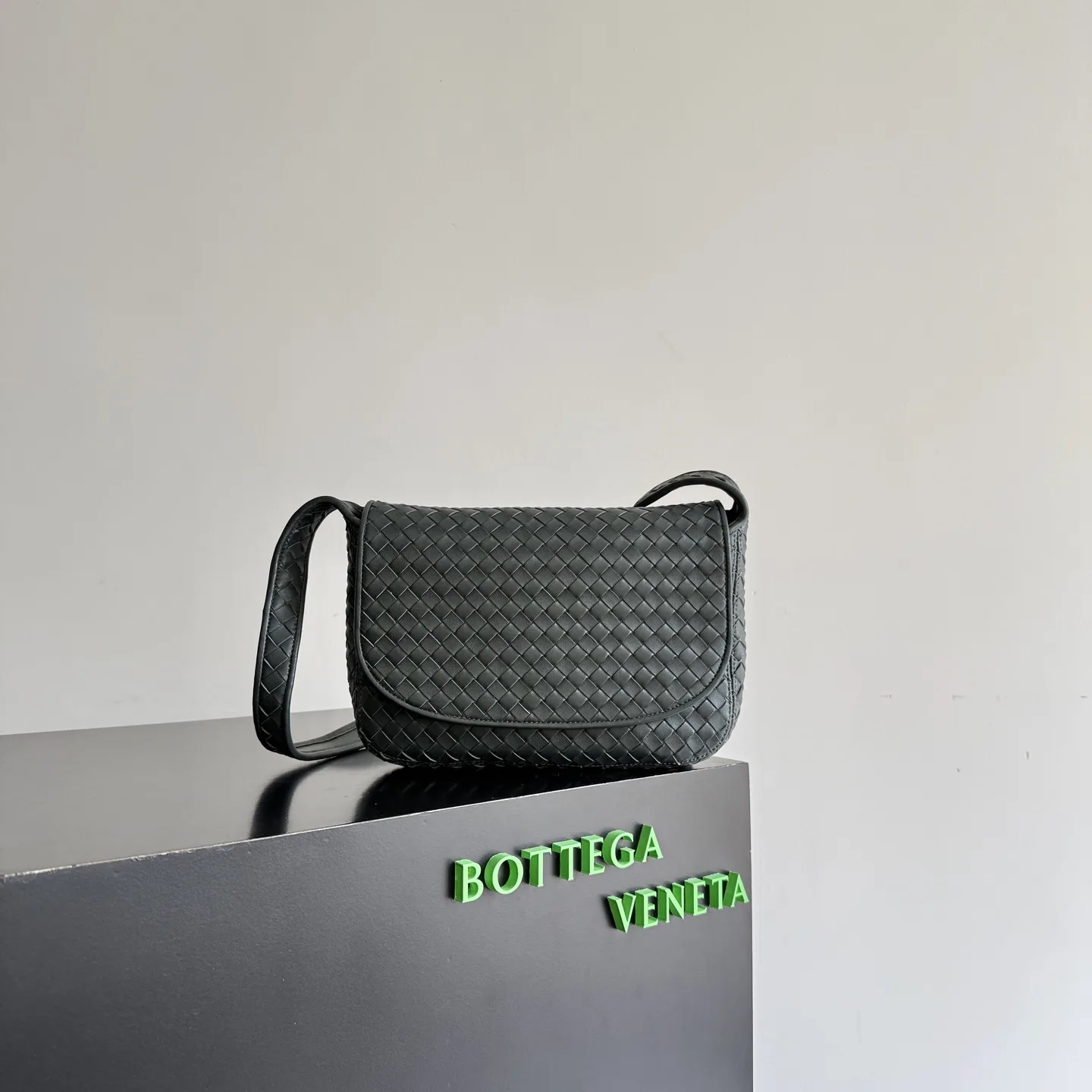 보테가베네타 Veneto 플랩 크로스바디 백 843836 26x18.5x5cm